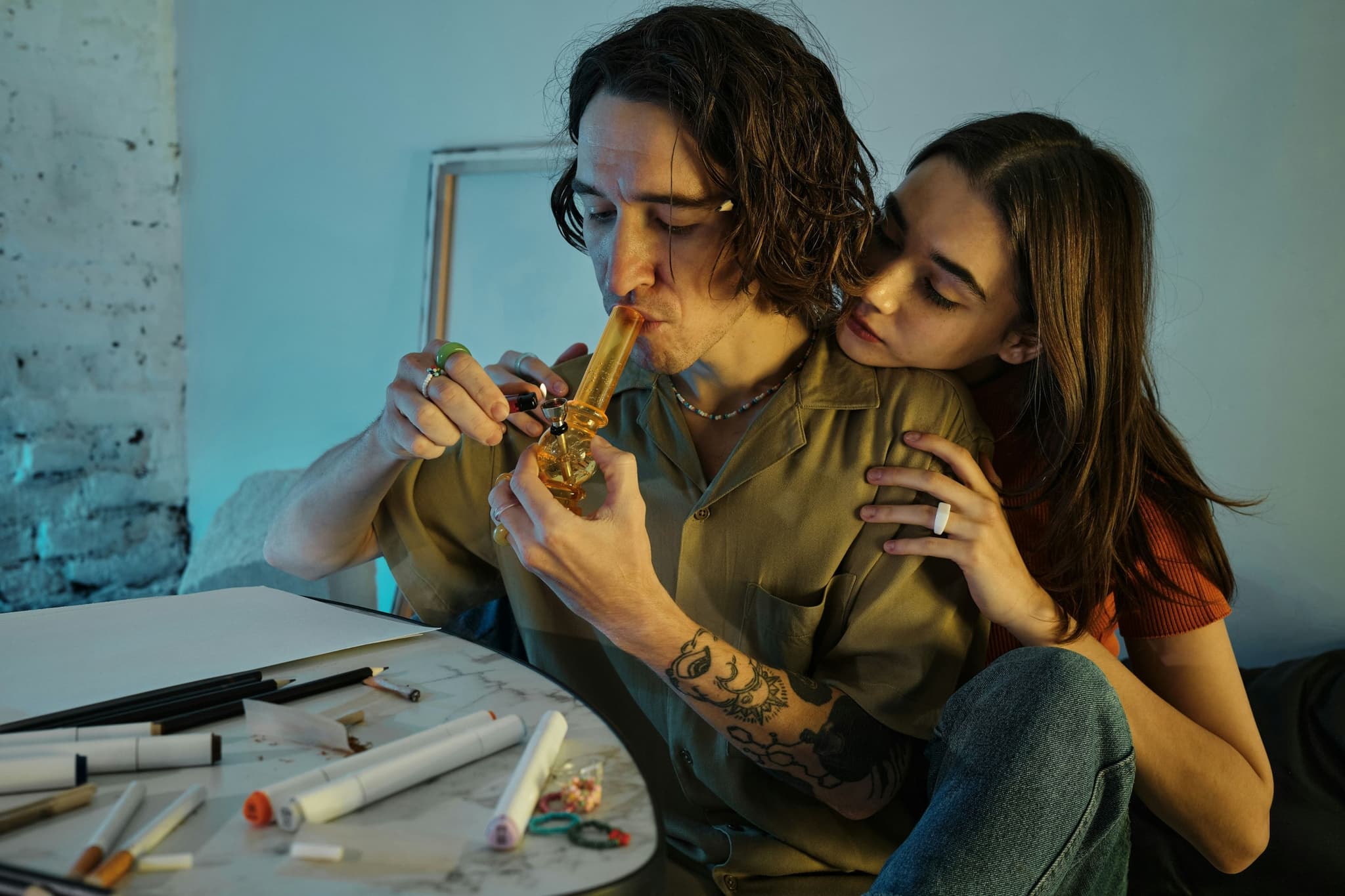 ein paar raucht cannabis mit bong