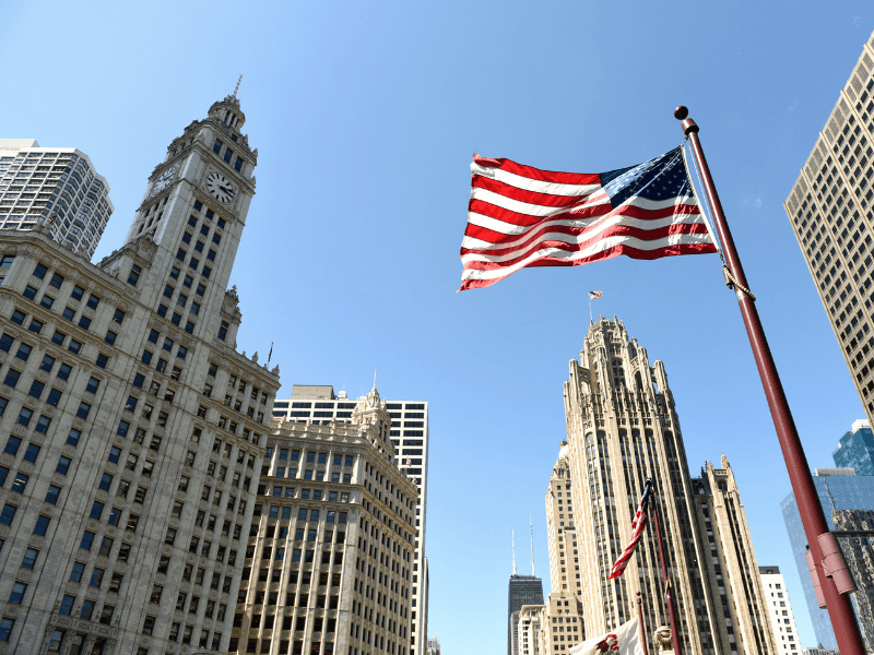 Trumps Cannabis Plan- die US Flagge in den Hochhäusern von New York