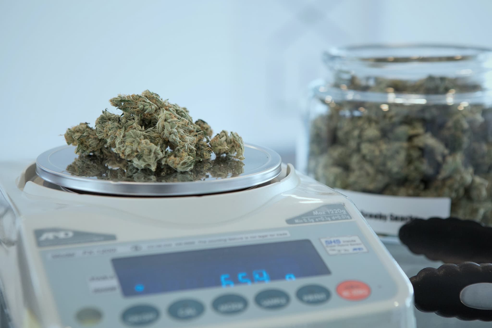 Cannabis auf einer Grammwaage