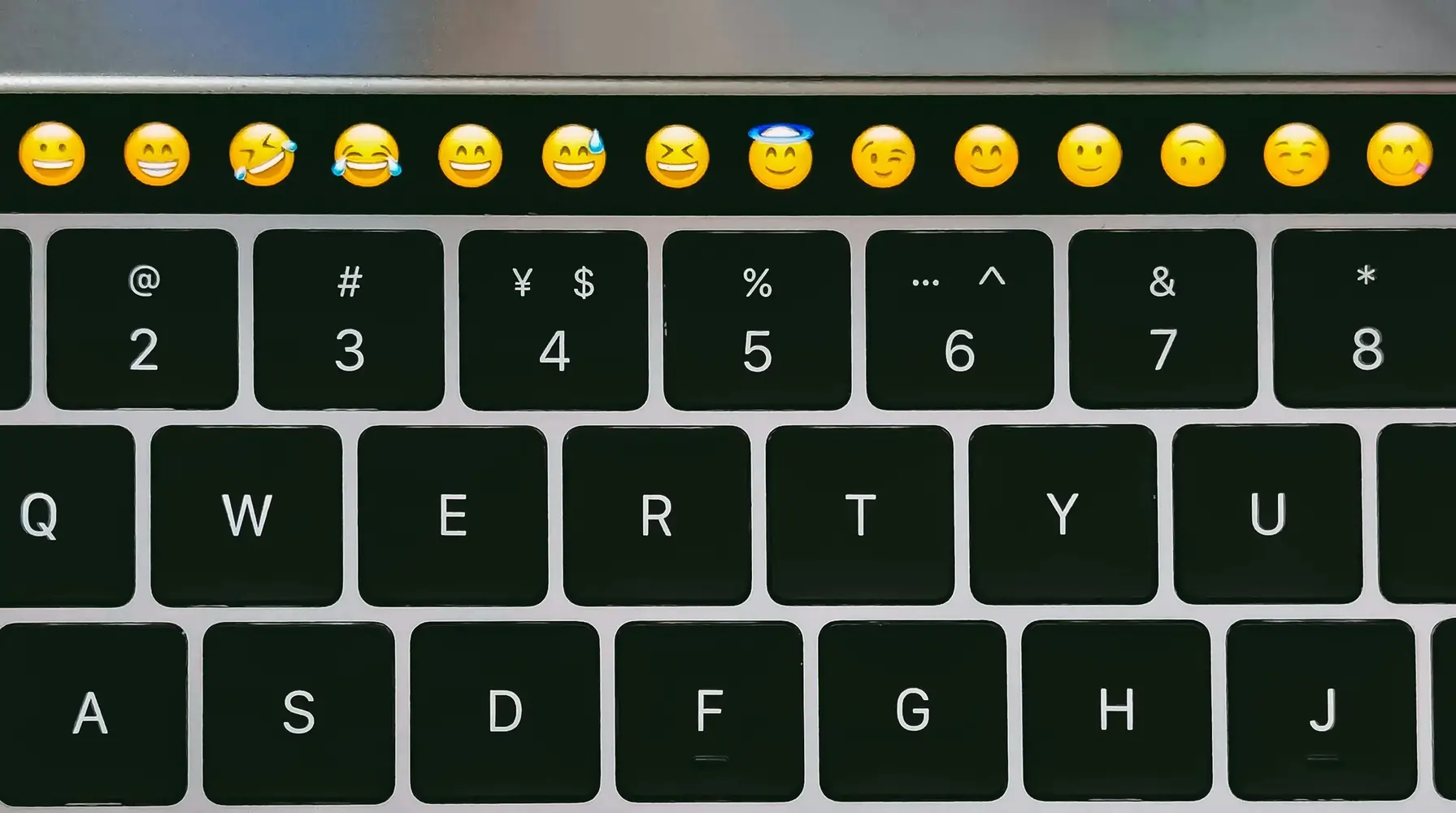 Laptop-Tastatur mit Emojis in Touch Bar