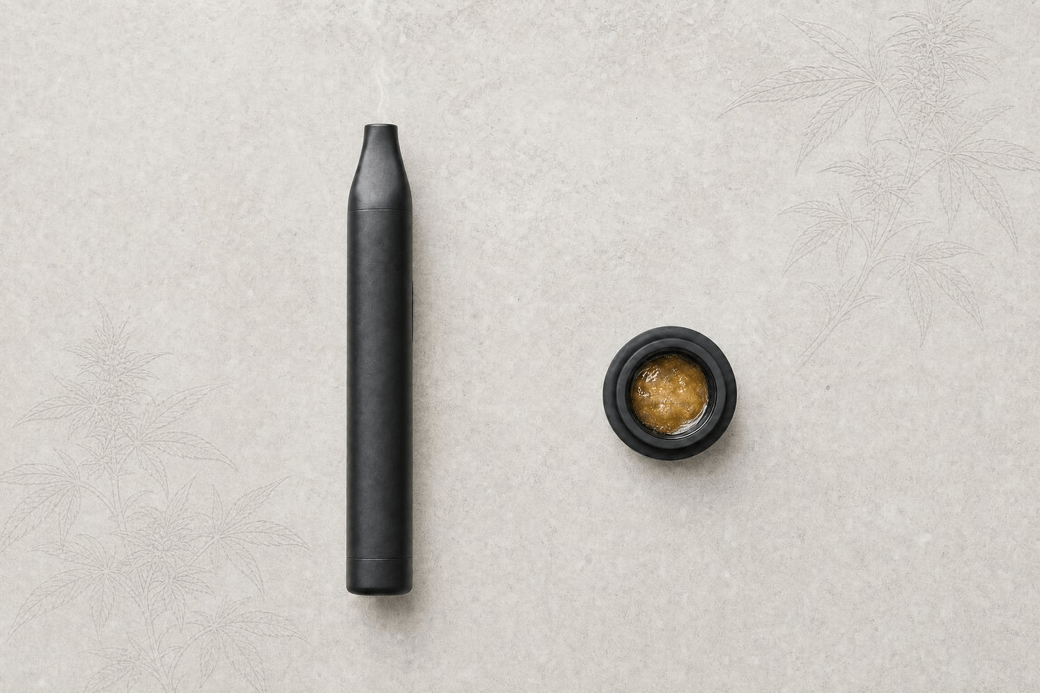 Schwarzer Wax Pen (Dab Pen) und ein geöffnetes Silikonbehältnis mit goldenem Rosin-Konzentrat auf hellem Untergrund mit Hanfpflanzen-Illustration.