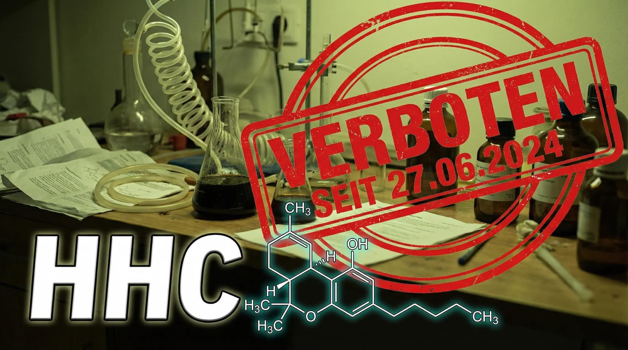 Chemielabor mit Erlenmeyerkolben und Laborgeräten, HHC-Strukturformel (Hexahydrocannabinol) und roter Stempel mit der Aufschrift „Verboten seit 27.06.2024