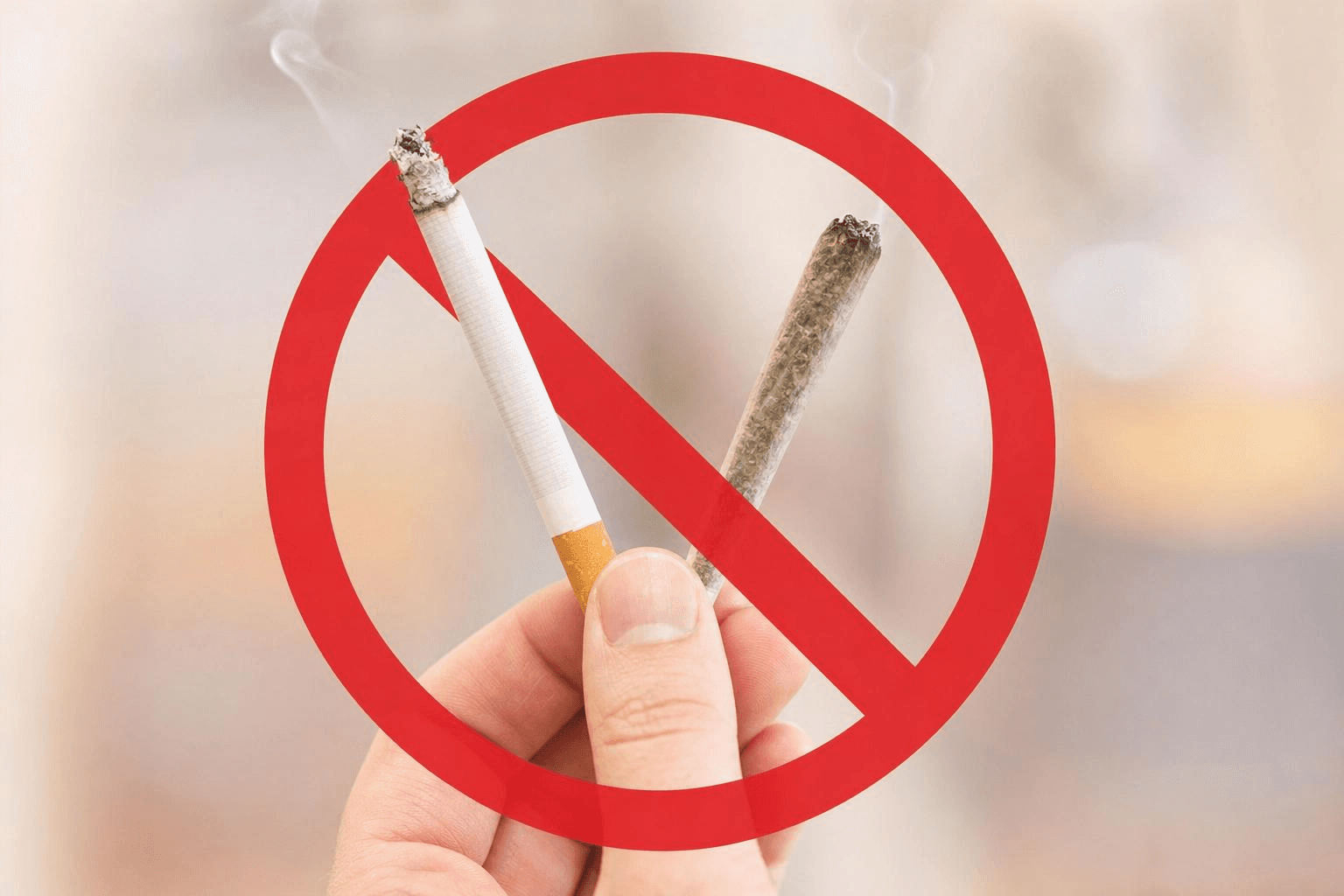 Ein Joint und eine Zigarette mit einem Verbotszeichen
