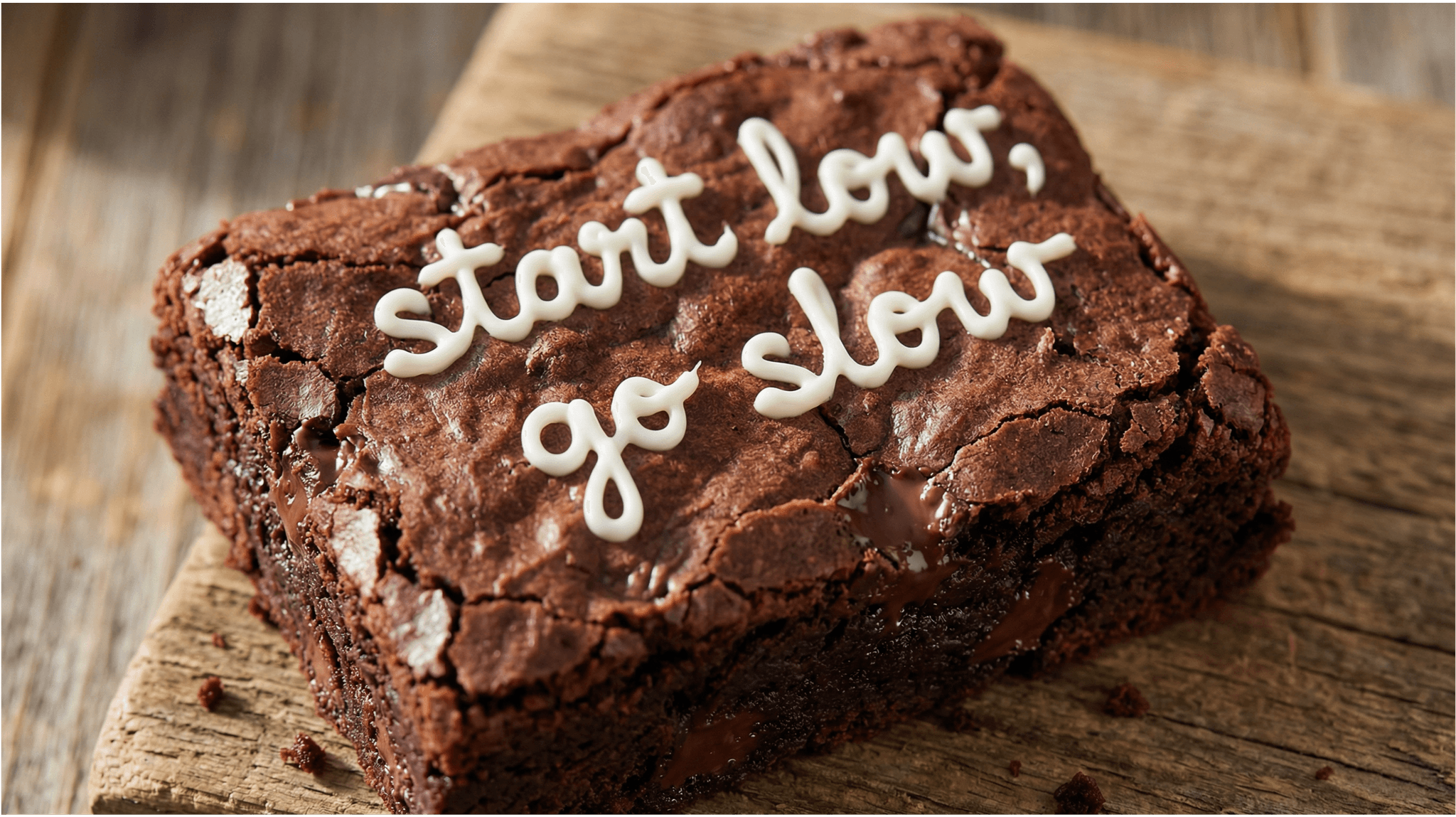 Nahaufnahme eines Brownies mit dem Schriftzug "Start low, go slow"