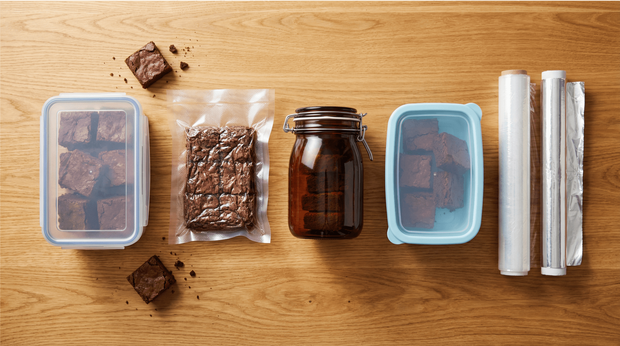 Alle mögliche Behältnisse für Brownies liegen auf einem Küchentisch nebeneinander