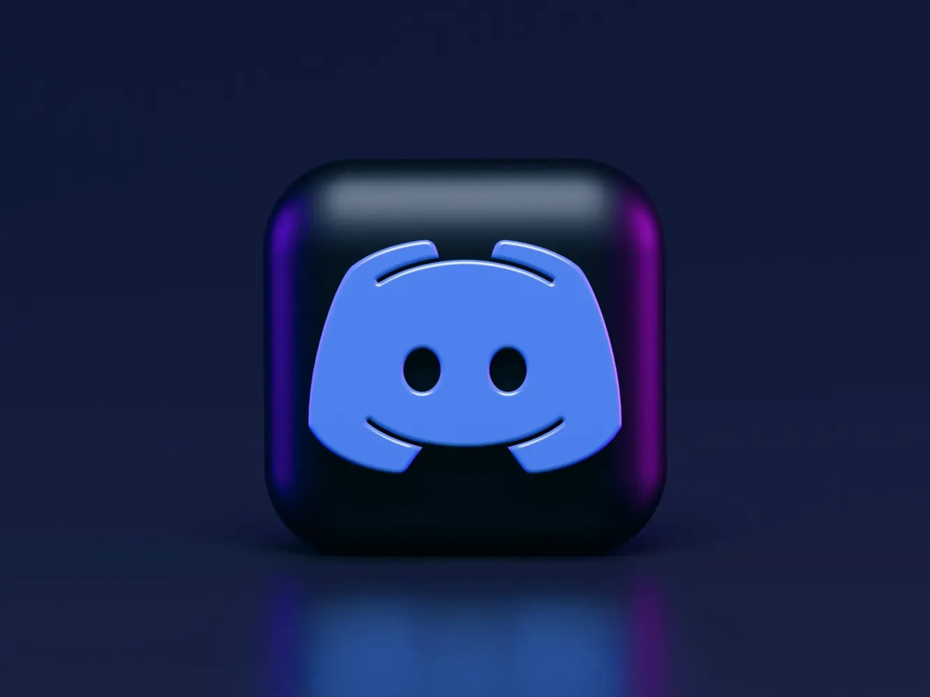 Blaues Discord-Logo auf schwarzem, abgerundetem Würfel mit violettem Lichtreflex