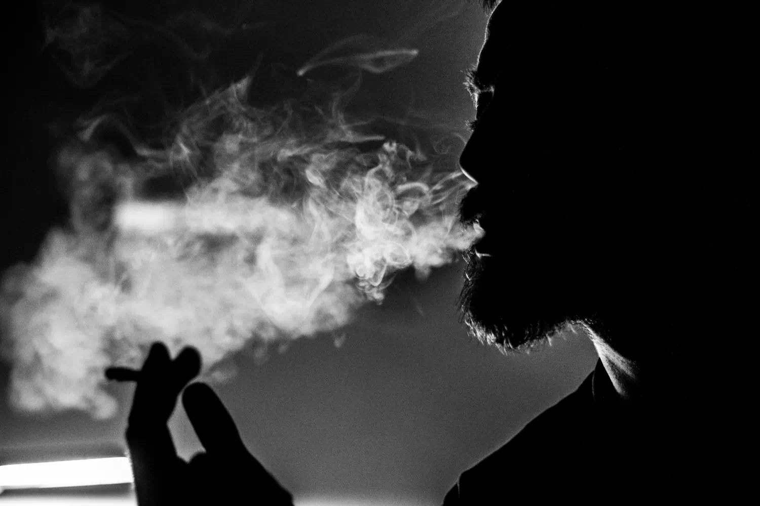 schwarz weiss silhouette eines rauchenden mannes