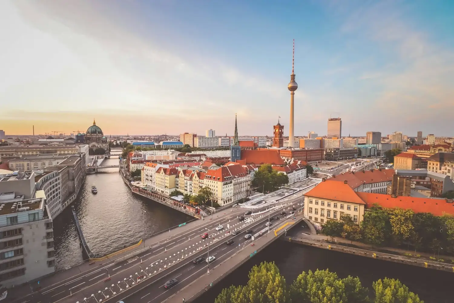 Luftaufnahme von Berlin mit Spree, Fernsehturm und roten Dächern