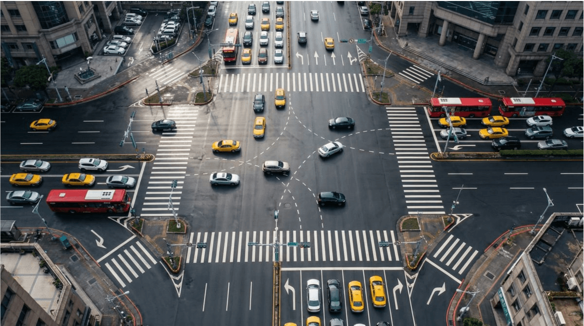 Luftaufnahme einer belebten Kreuzung mit Autos und Bussen