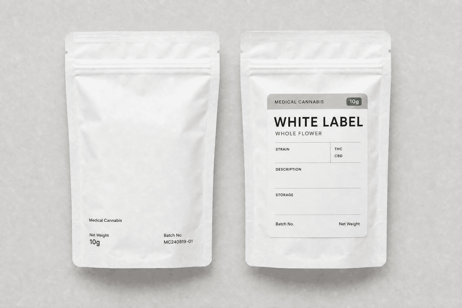 Zwei identische weiße Medizinalcannabis-Verpackungsbeutel nebeneinander auf grauem Untergrund: links komplett ohne Beschriftung, rechts mit dem Titel 'White Label' und leeren Feldern für Sorte, THC, CBD und Chargennummer