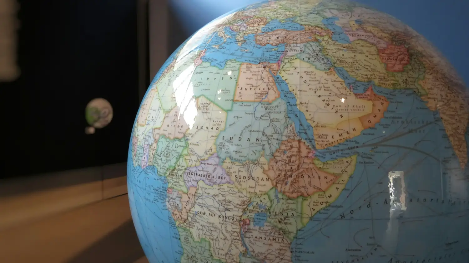 Nahaufnahme beleuchteter Globus mit Afrika, Arabischer Halbinsel und Mittelmeer