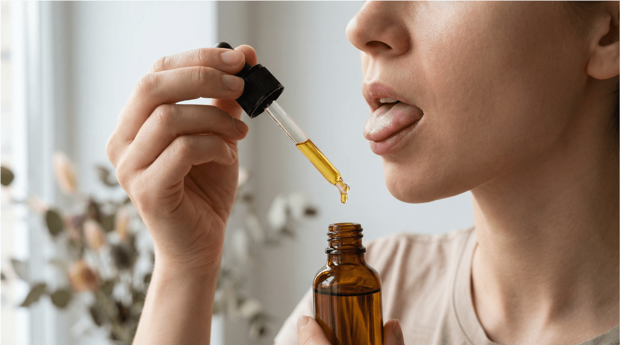 Frau nimmt Cannabis Öl sublingual unter der Zunge ein