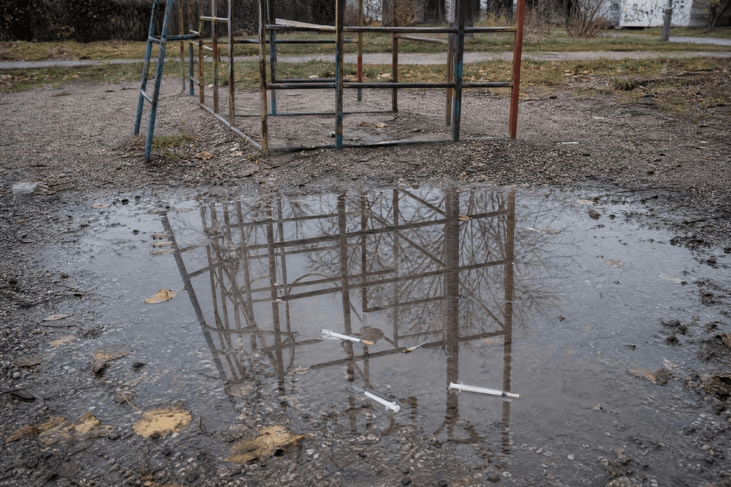 Der Platzspitz-Park in Zürich, in den 1980er-Jahren als „Needle Park" bekannt, wurde zum Symbol einer gescheiterten Drogenpolitik. Tausende Abhängige konsumierten dort öffentlich Heroin.